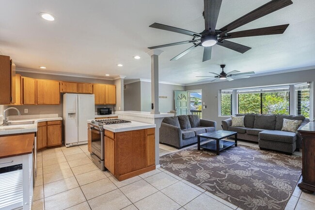 Building Photo - 2 bedroom, 1 bath duplex with small back yard, carport space