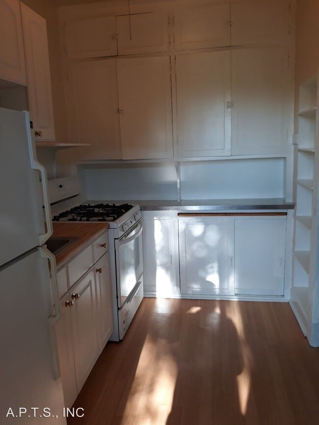 Building Photo - 555-11 Devon Ave