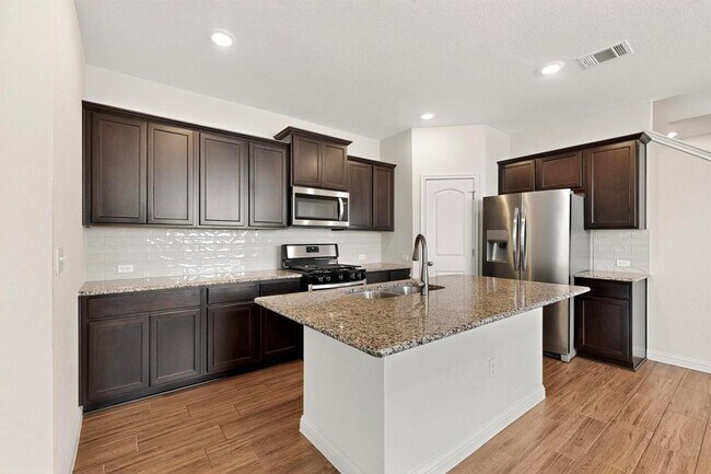 Foto del edificio - 8302 Cottage Rose Dr