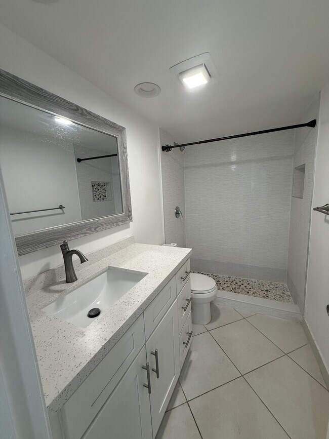 Building Photo - 153 W Laurel Dr