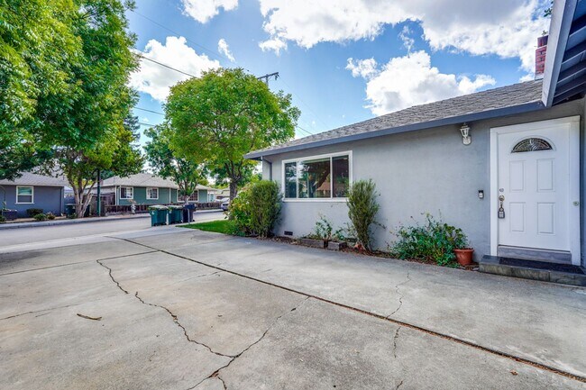 Building Photo - 32-32A Annie Laurie Avenue