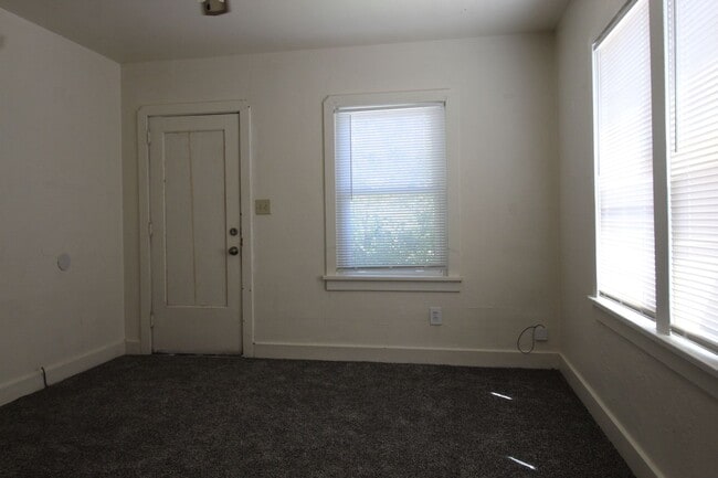 Building Photo - 814 Martin St