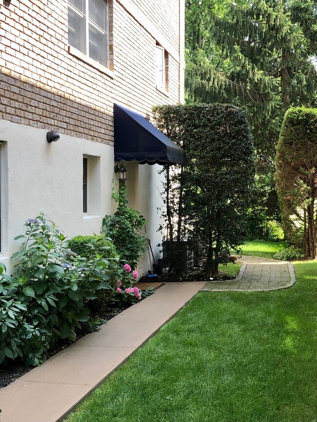 Side yard entrance - 6 Lawton Ln