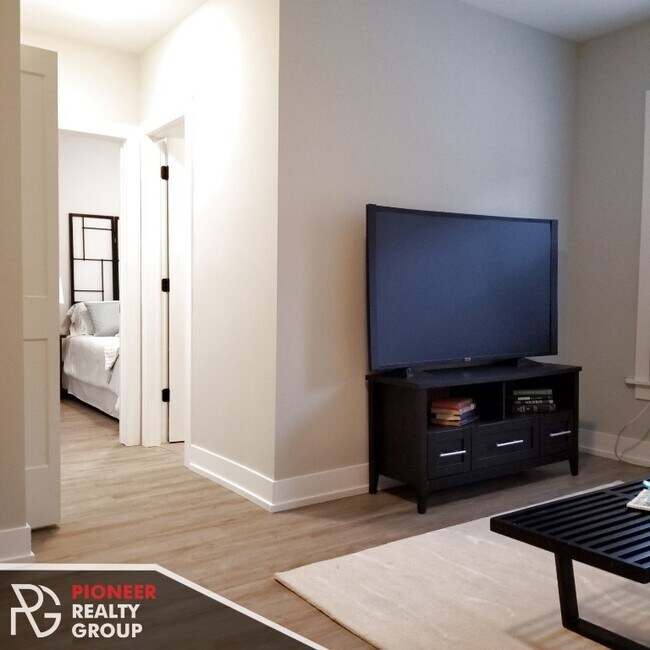 Building Photo - East Lakeview 1 bed