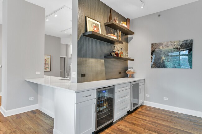 Foto del edificio - 230 W Division St