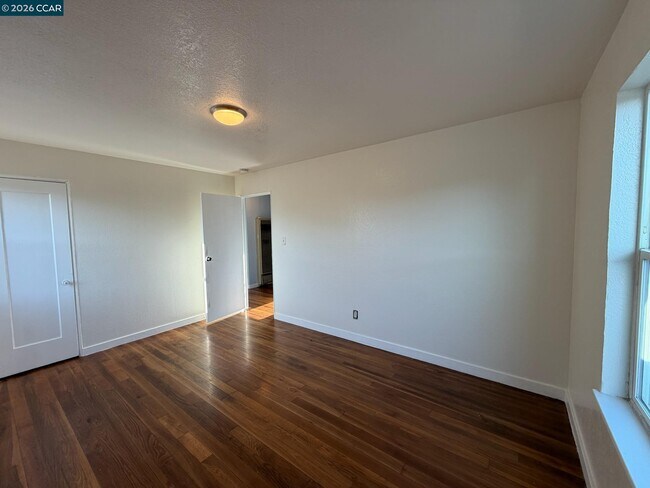Building Photo - 341 S 8th St