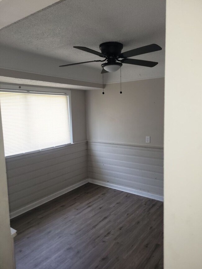 Building Photo - Renovated 3-Bedroom Home – We Welcome Sect...