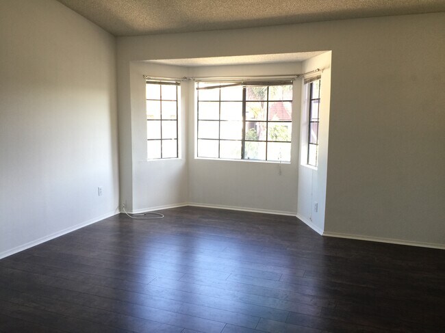 Master bedroom upstairs - 102 Greenbriar Ln