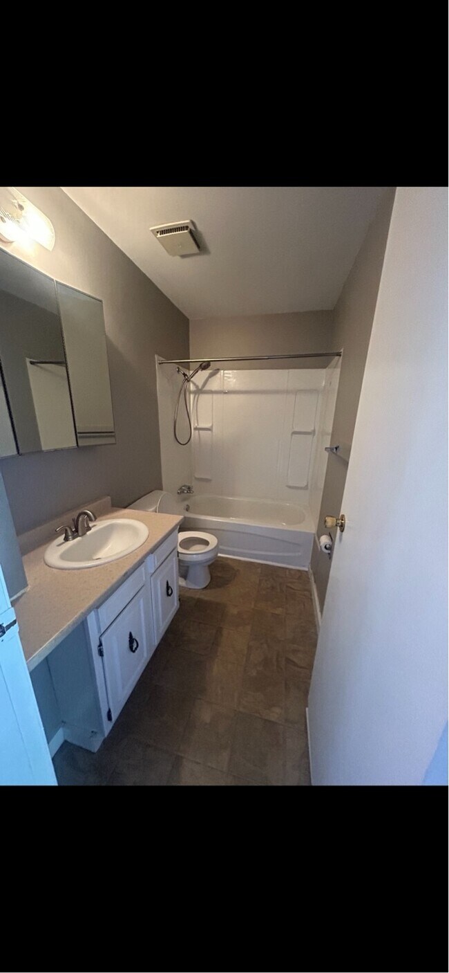 Photo du bâtiment - 241 Pine Ave