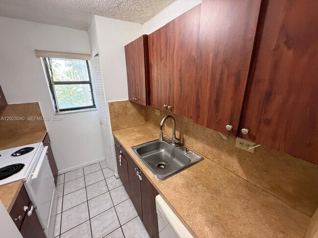Foto del edificio - 6975 NW 179th St