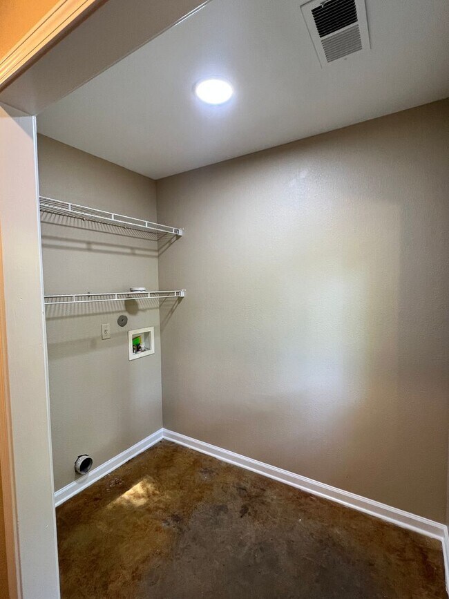 Foto del edificio - 3 BD 1 BA home in Millington! Minutes from Navy Base