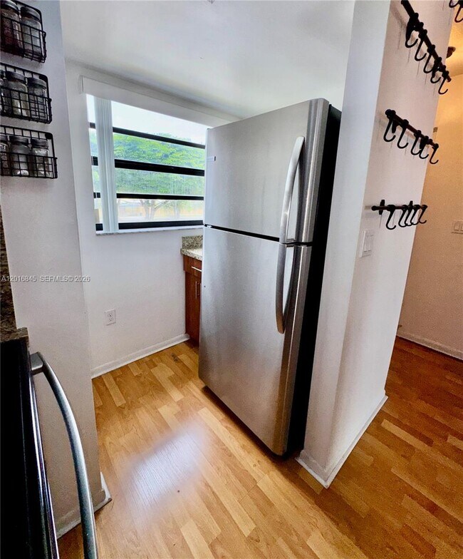 Building Photo - 2762 W 60th St
