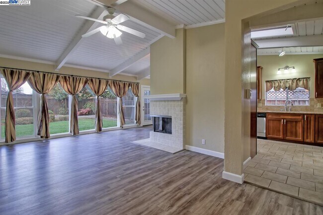 Building Photo - 623 Pineview Dr