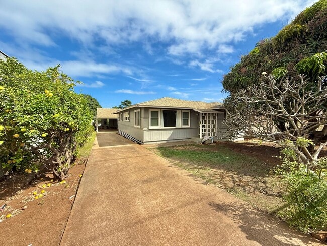 Foto del edificio - Partially Renovated 3 Bedroom / 2 Bathroom Main House – 1,400 Sq Ft