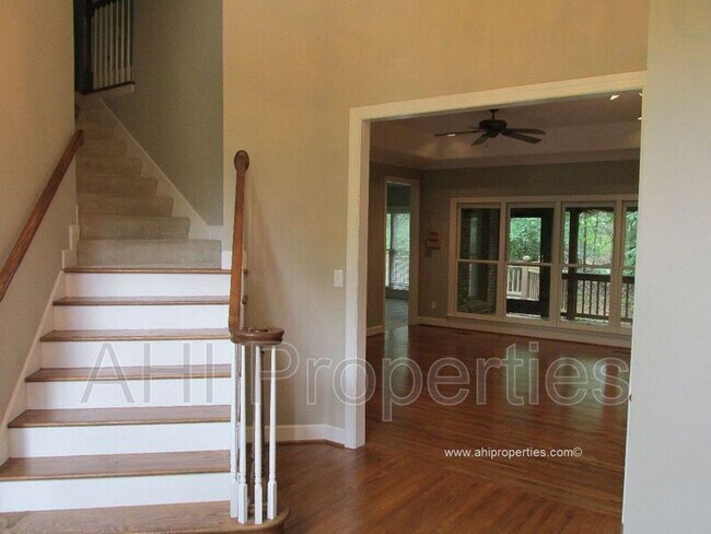 Foto del edificio - 6031 Rosemont Rd
