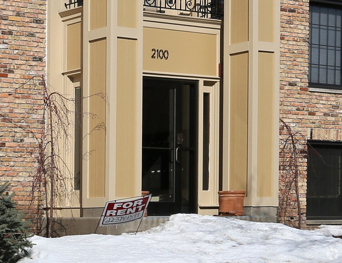 Foto del edificio - 2100 Bryant Ave S