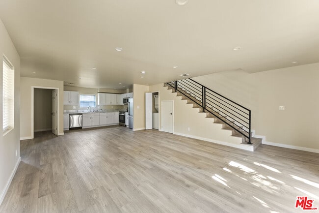 Foto del edificio - 5741 Simpson Ave