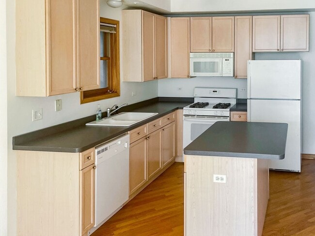 Photo - 2714 N Wayne Ave Apartment