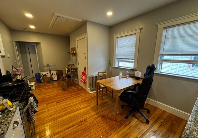 Foto del edificio - 74 Frederick Ave