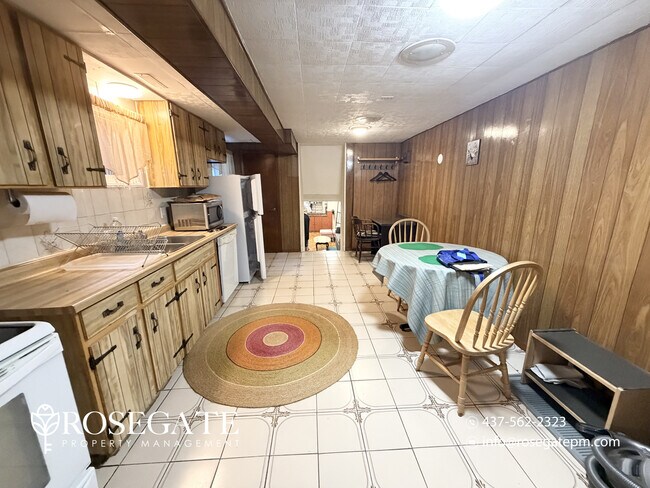 Photo du bâtiment - Fully Furnished All-Inclusive Rental with Internet & Everything You Need in Mississauga