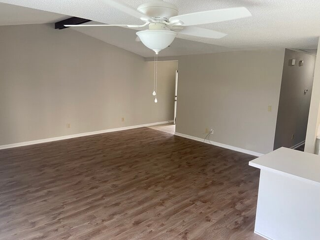 Building Photo - 900 Beresford Ct