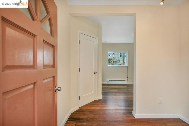 Entryway - 886 Pine St