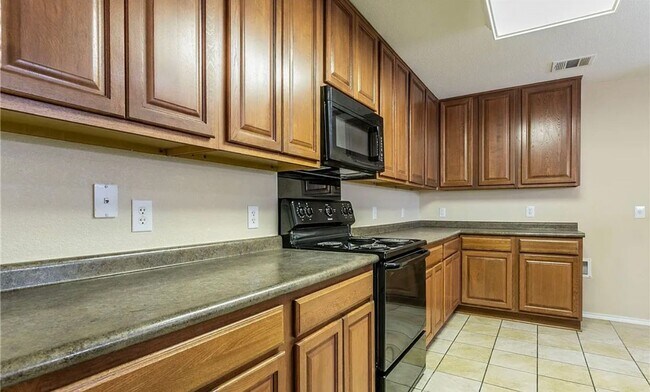 Foto del edificio - NEW IN MANAGEMENT - AVAILABLE NOW!