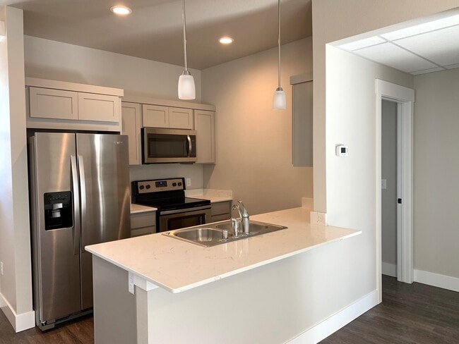 Building Photo - High End, 1 Bedroom Apartment