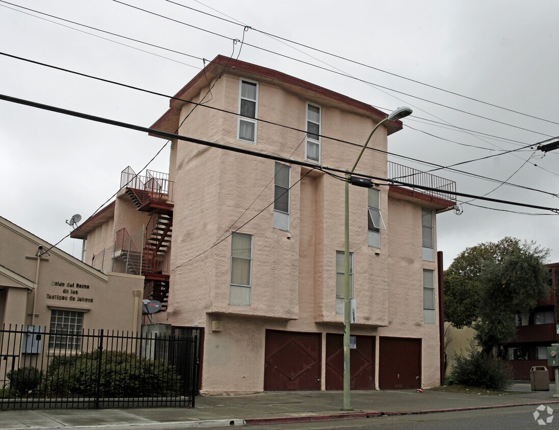 Building Photo - 741 E 18th St