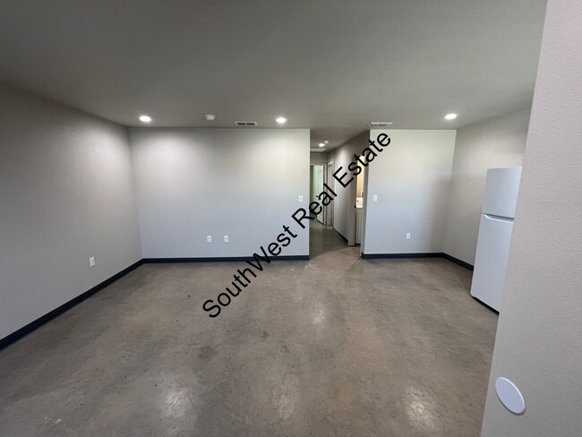 Building Photo - 1501 W Llano Estacado Blvd