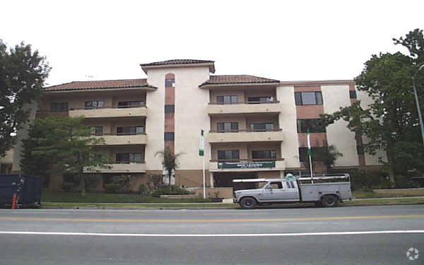 Building Photo - Sherman Oaks Renaissance