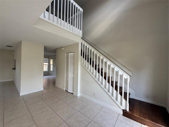 Building Photo - 10646 Lake Oak Way