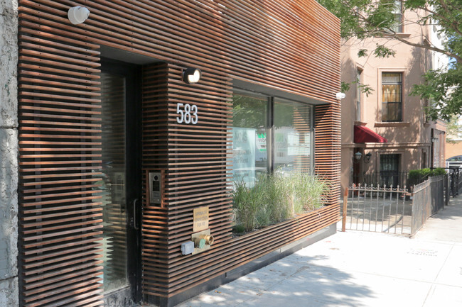 Building Photo - 583 Lorimer St