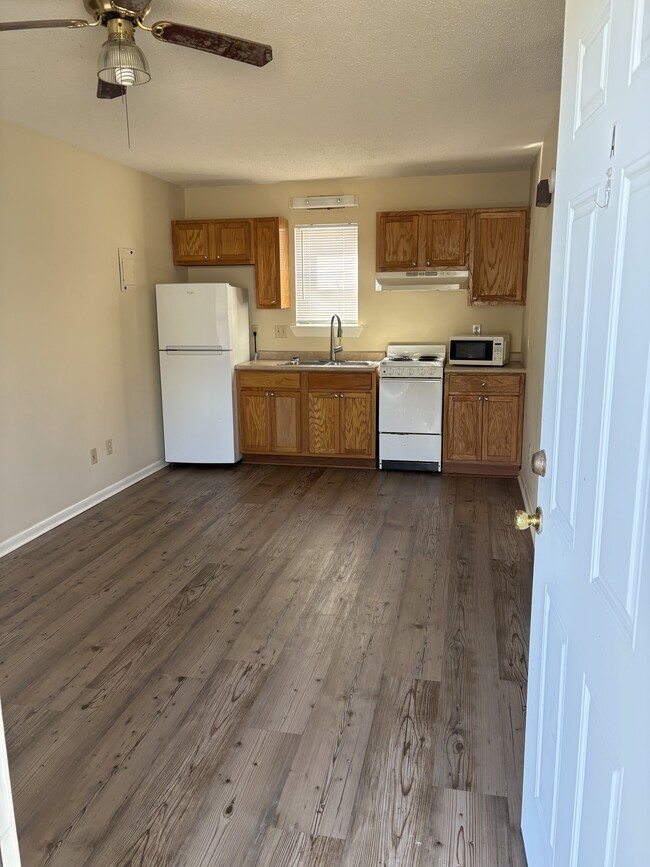 Living room/kitchen - 104 Briarcliff Dr