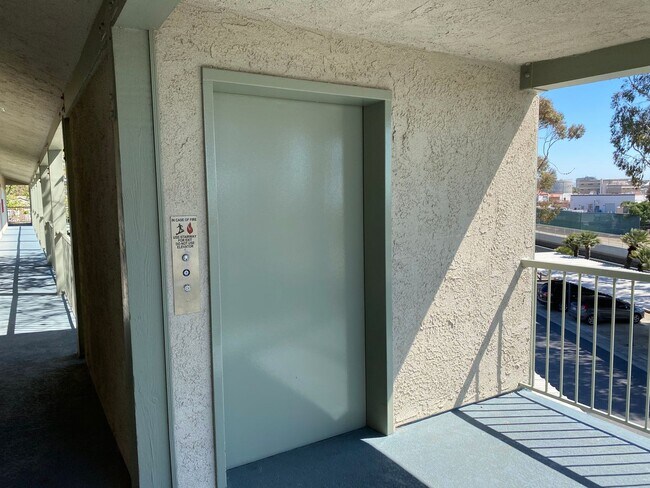 Building Photo - Beautiful Condo on the Beach - Surfside II...