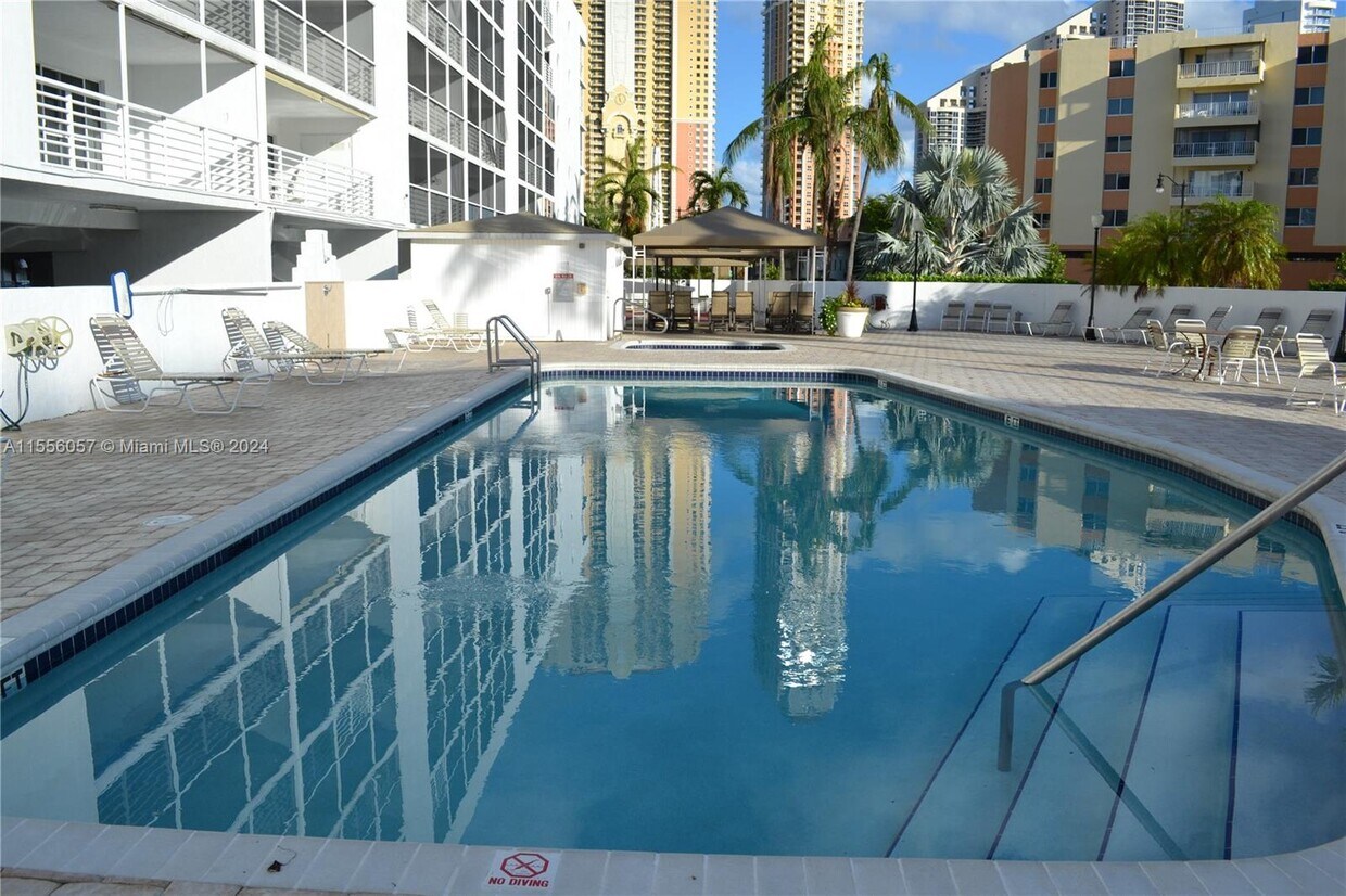 Foto principal - 17801 N Bay Rd
