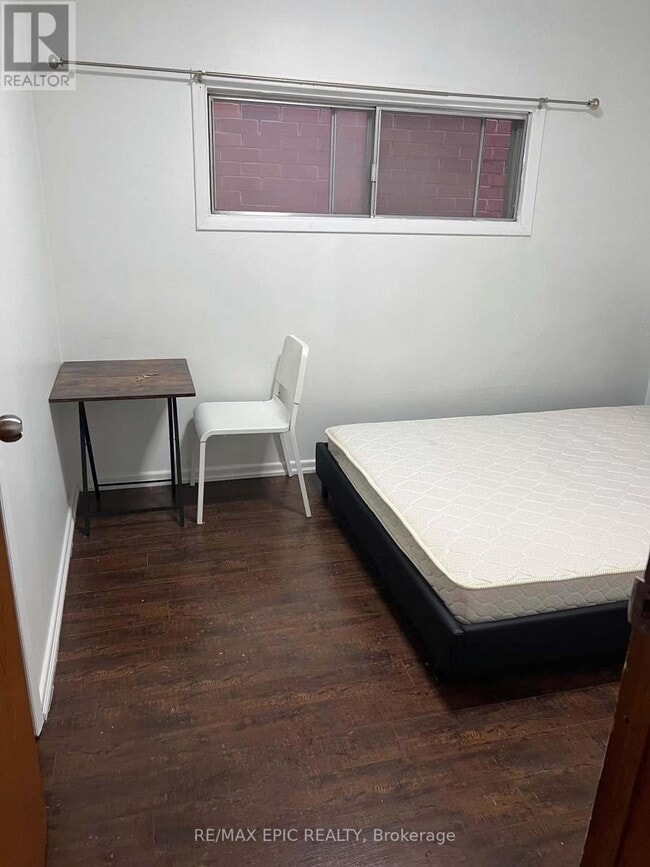 Building Photo - 137 Markham St