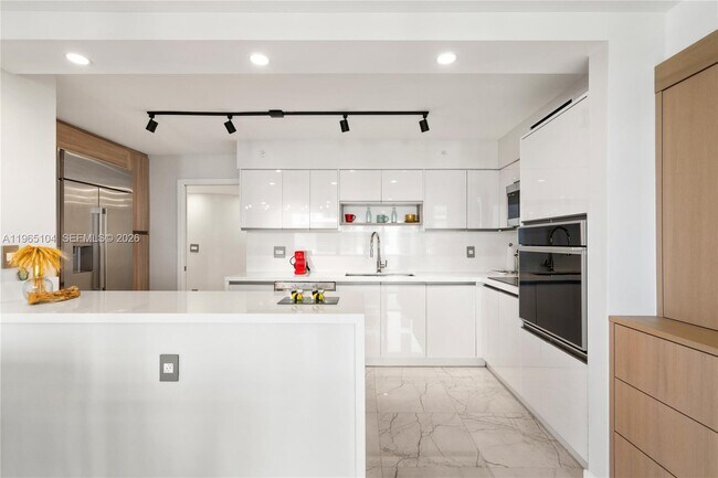 Building Photo - 5757 Collins Ave