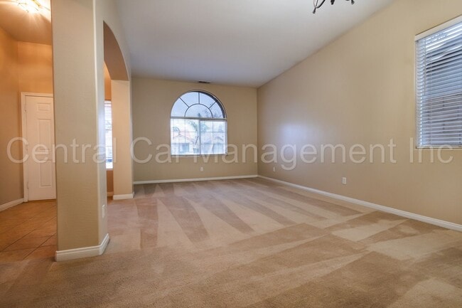 Foto del edificio - Large 4 Bedroom, 3 Bath Home in the Desire...