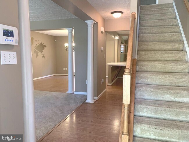 Building Photo - Beautiful spacious single family home with...