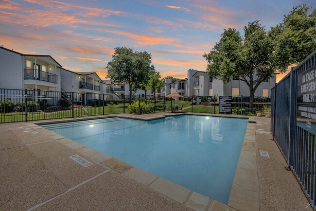 Building Photo - Tides on Westcreek