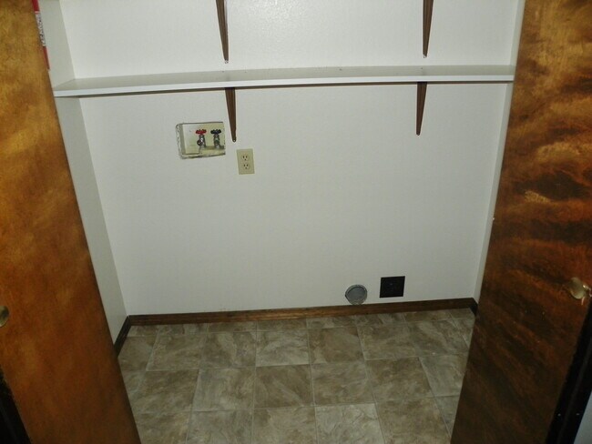Building Photo - Eastside House, 3 Bdrm, 2 Bath, Gas Heat, ...