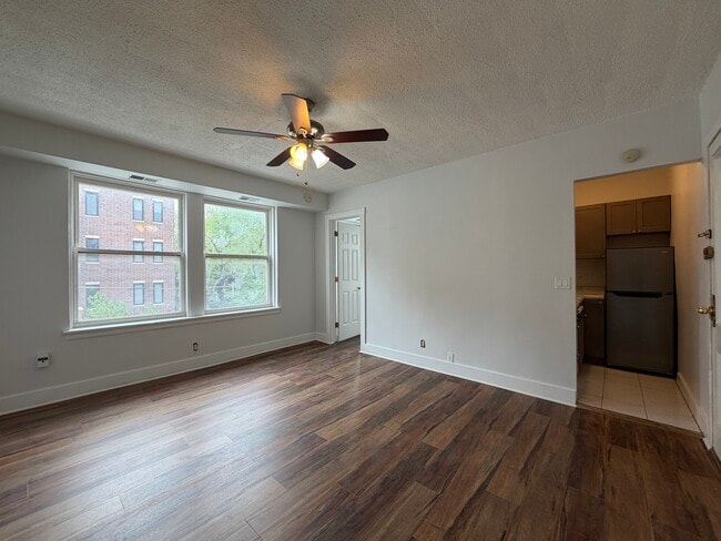 Building Photo - 3727 N Pine Grove Ave