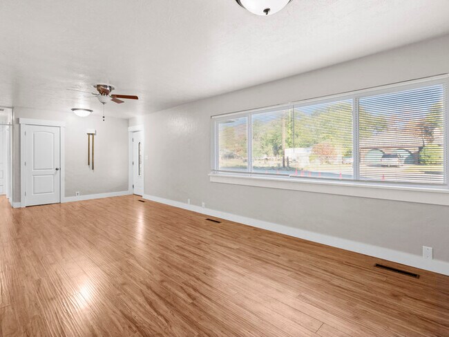 Foto del edificio - Beautiful Mapleton Home with Loads of Storage