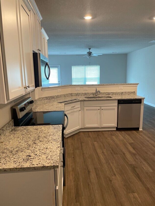 Foto del edificio - NEW CONSTRUCTION NOW AVAILABLE! - 824 Athe...