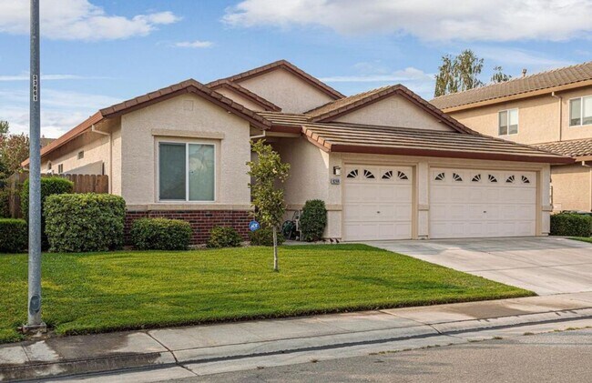 Building Photo - Beautiful 4/2 with 3 car garage!