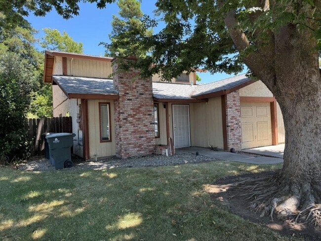 Building Photo - 990/992 JUSTIN DUPLEX