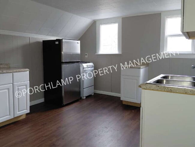 Building Photo - 319 E Forest Ave