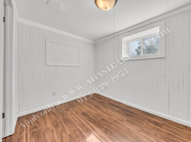 Building Photo - Updated 4 Bed 2 Bath Home in Lees Summit-C...