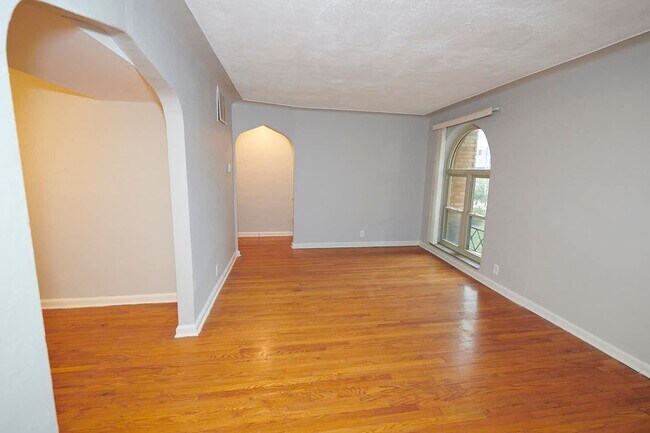 Foto del edificio - 5823 Lindenwood Ave